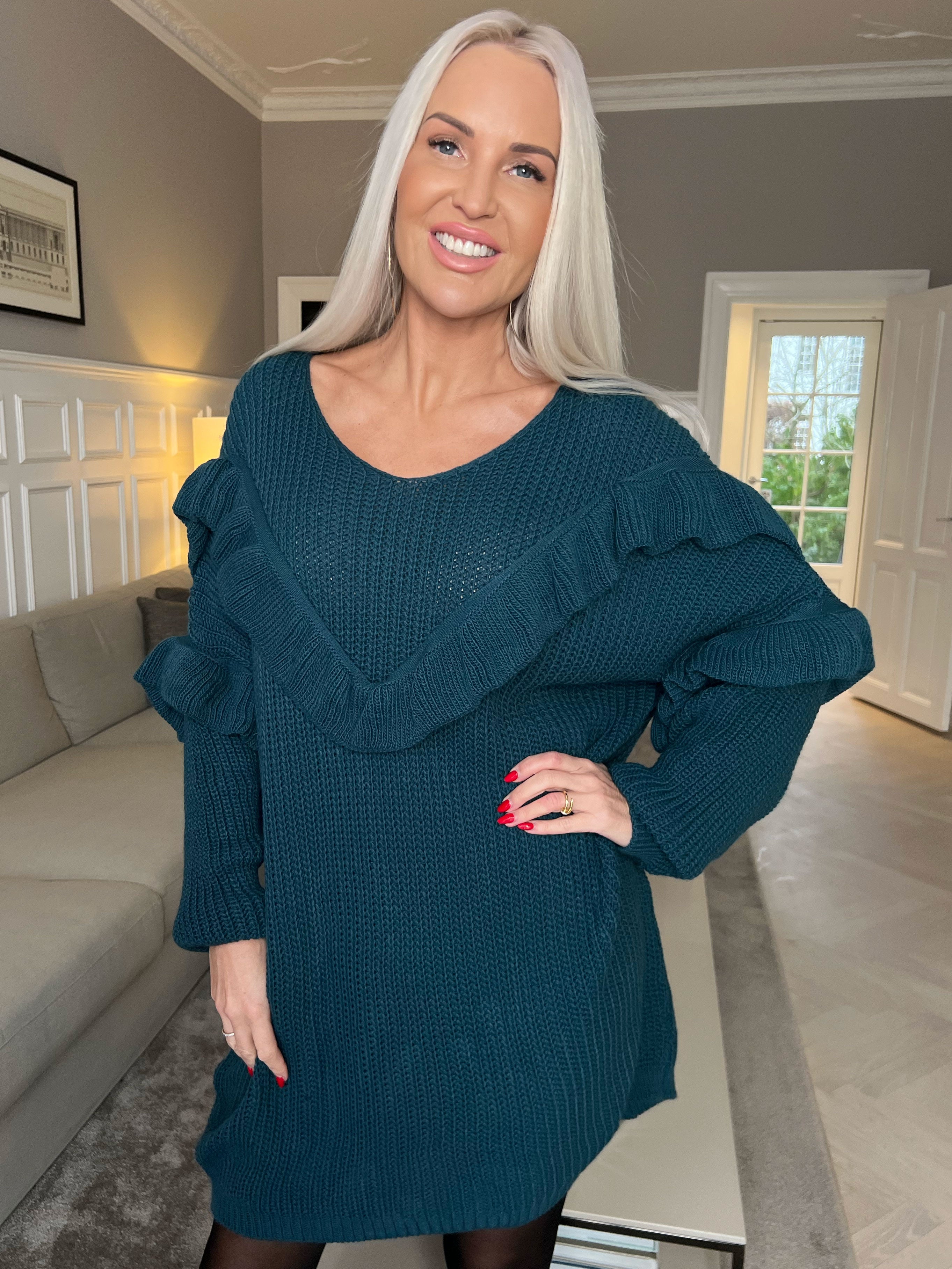 Ellis Dress - Snygg stickad klänning med fina volangdetaljer